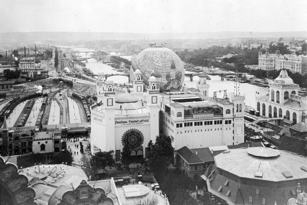 Vue des gares du Champ-de-Mars depuis la Tour Eiffel pendant l'Exposition de 1900
