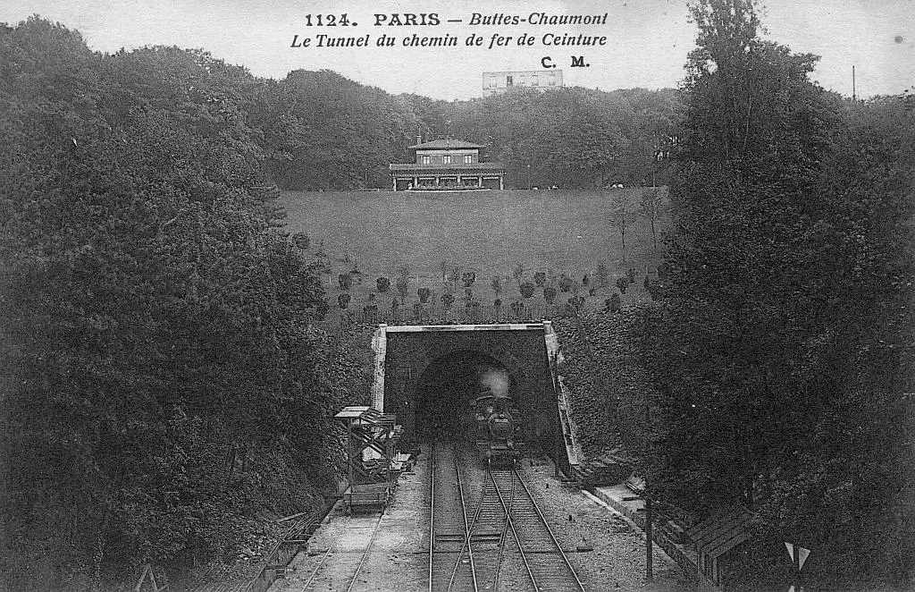 Un train provenant de la station Ménilmontant débouche du tunnel de Belleville. Sur la voie de garage, un wagon d'inspection de la voûte du tunnel.