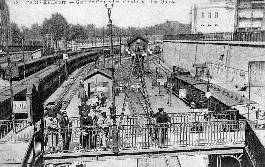 Vue d'un train du service circulaire à quai à Courcelles-Ceinture 