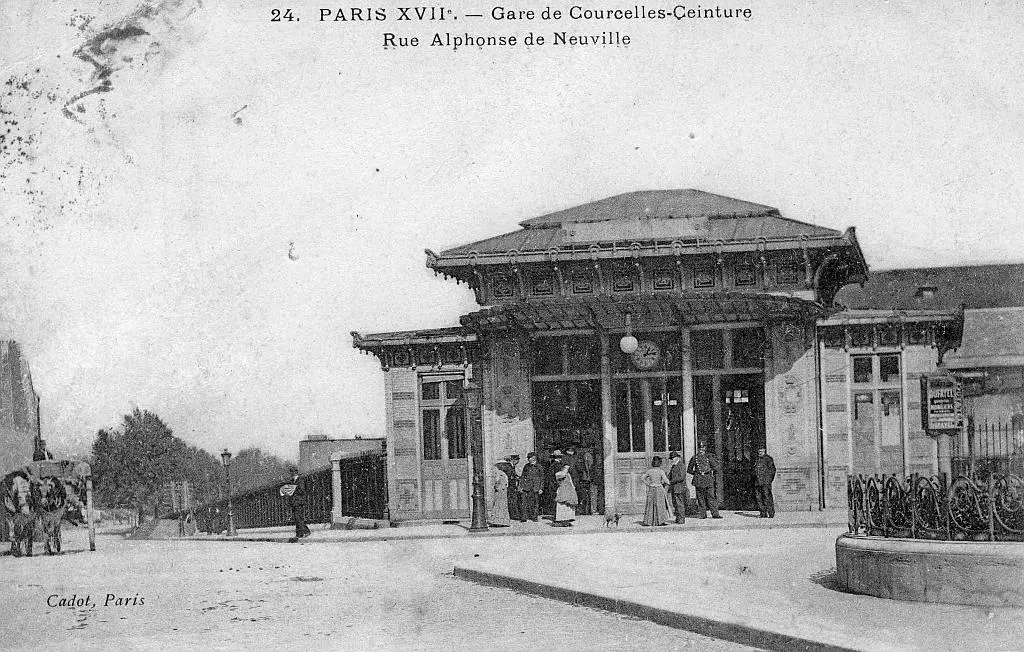 La station et la rue Verniquet qui longe la tranchée du chemin de fer de Ceinture. 