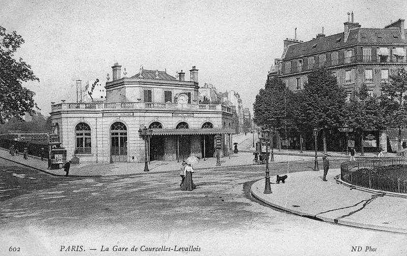 Le bâtiment des voyageurs de la station Courcelles-Levallois et la place Pereire
