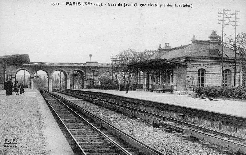 La gare de Grenelle du chemin de fer électrique des Invalides au pied du viaduc d'Auteuil 