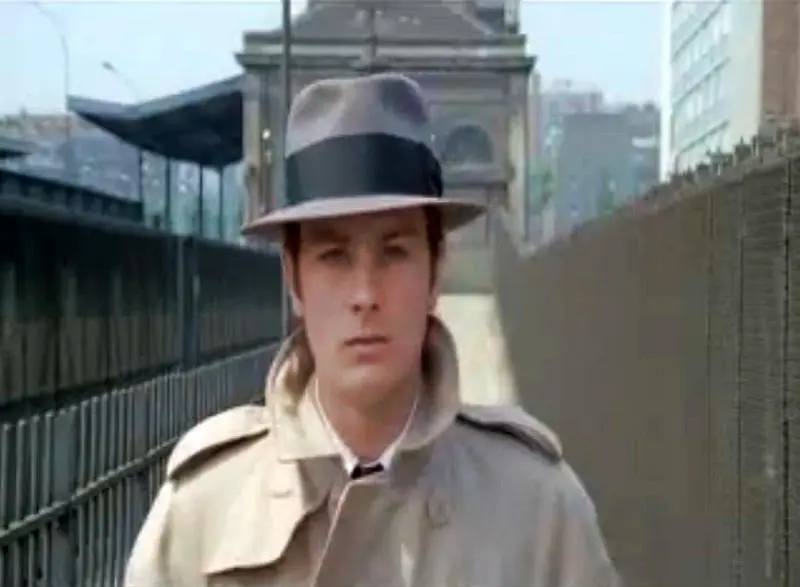 Alain Delon dans le film Le Samouraï de Jean-Pierre Melville. Au fond, la gare d'Orléans-Ceinture. 