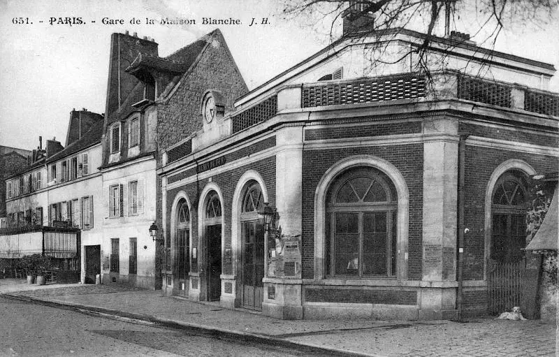 Vue détaillée de la façade de la gare de la Maison-Blanche.. 