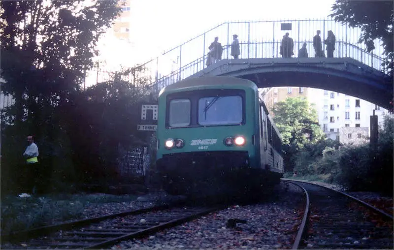 Un train touristique stationne sous la passerelle de la rue de la Mare 