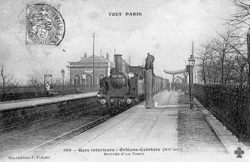 Vue des quais de la gare de l'Orléans-Ceinture. 