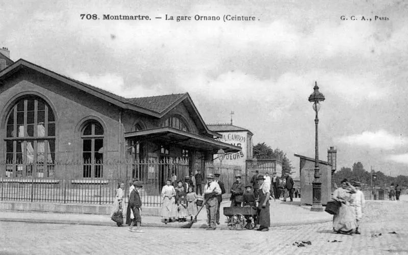 Vue détaillée de la partie avant du bâtiment des voyageurs de la station Boulevard Ornano 