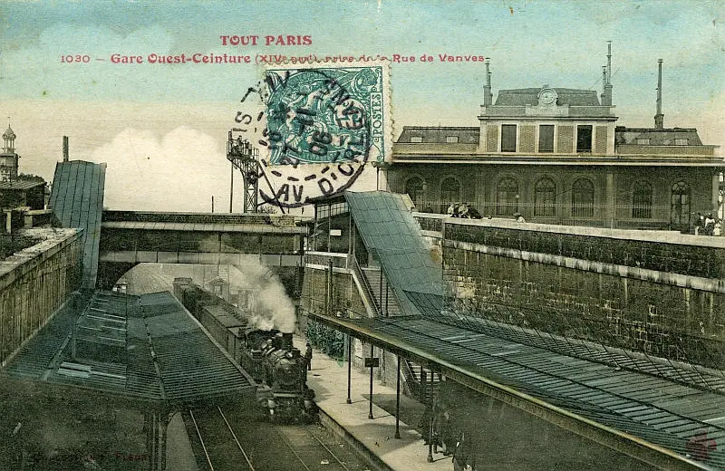 Un train circulaire à l'arrivée dans la gare de l'Ouest-Ceinture. 