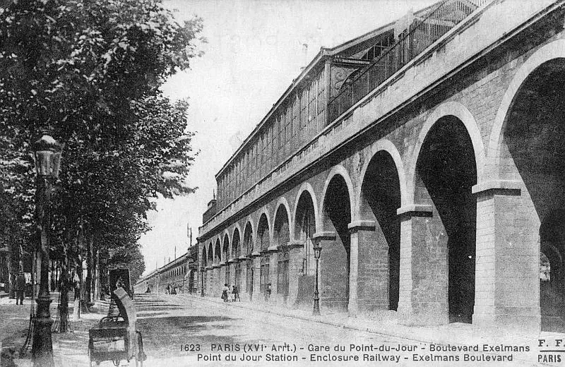 Façade côté rue et côté Sud de la station Point-du-Jour, en direction d'Auteuil. 
