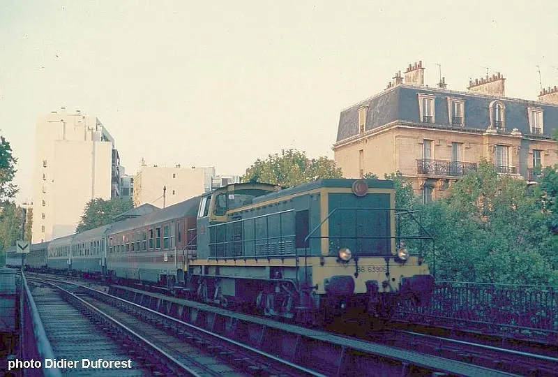 En 1985, un train de jonction franchit le pont de l'avenue Daumesnil dans le 12e arrondissement 