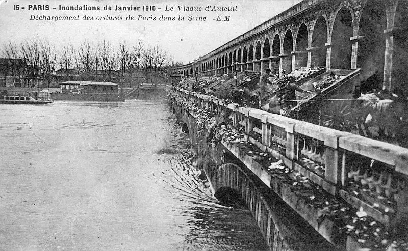 Utilisation du pont-viaduc du Point du Jour pendant la crue de la Seine de 1910 pour vider les ordures. 