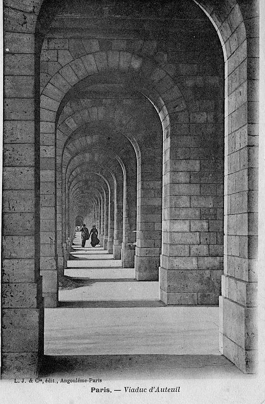 Enfilade des arches du viaduc d'Auteuil au niveau de la chaussée. 
