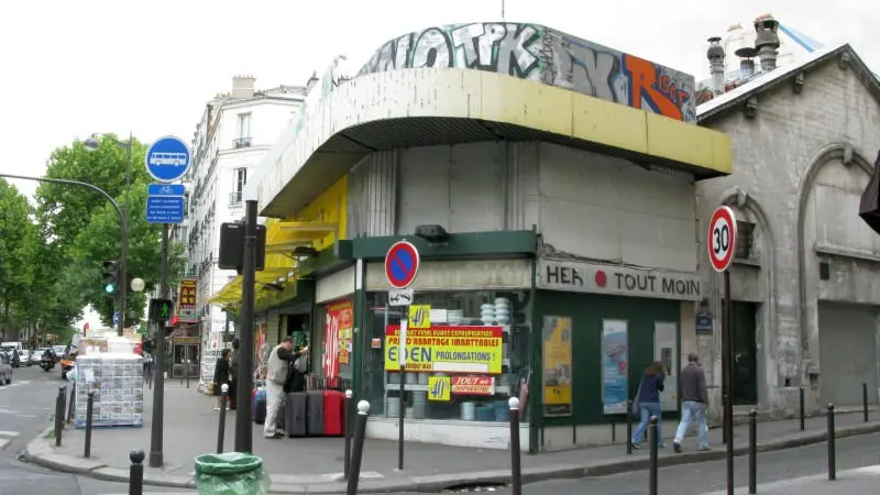 Entrée de l'ancien cinéma aménagé vers 1937 dans la gare de l'avenue de Saint-Ouen. 