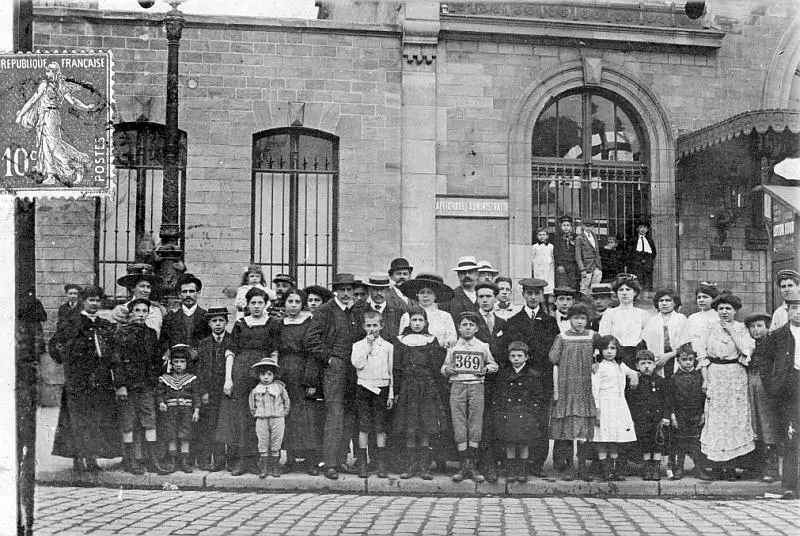 Un groupe d'écoliers posent devant la gare de l'Avenue de Saint-Ouen de la Petite Ceinture. 
