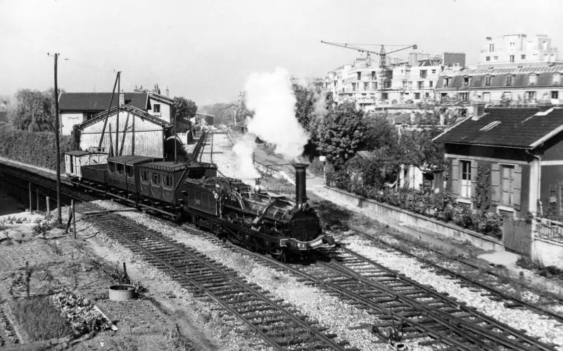 Passage de la rame historique de la SNCF près de station de l'Avenue de Clichy en 1954 