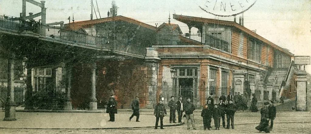Station du Cours de Vincennes et entrée de la gare de Charonne-Marchandises 