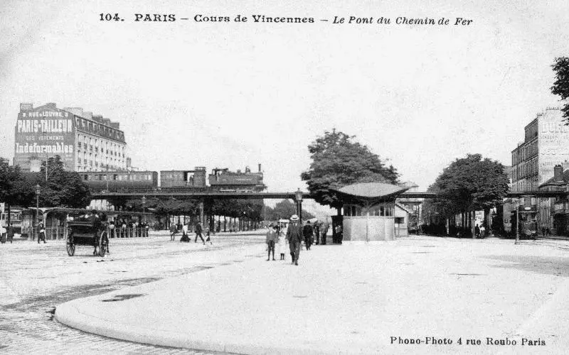 Train de la Petite Ceinture sur le viaduc du Cours de Vincennes 