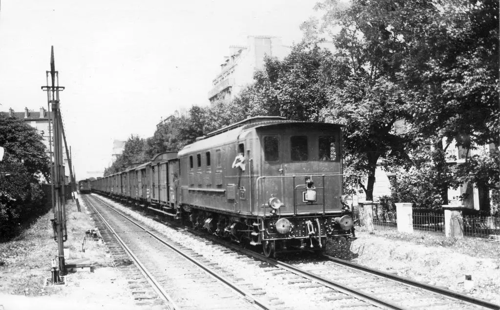 Deux trains de marchandises se croisent à Bel-Air en 1933 