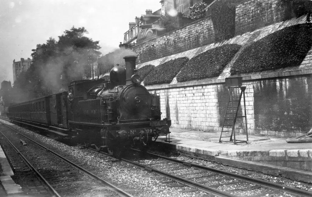 Train circulaire arrivant à la station Boulevard Ornano en 1934 