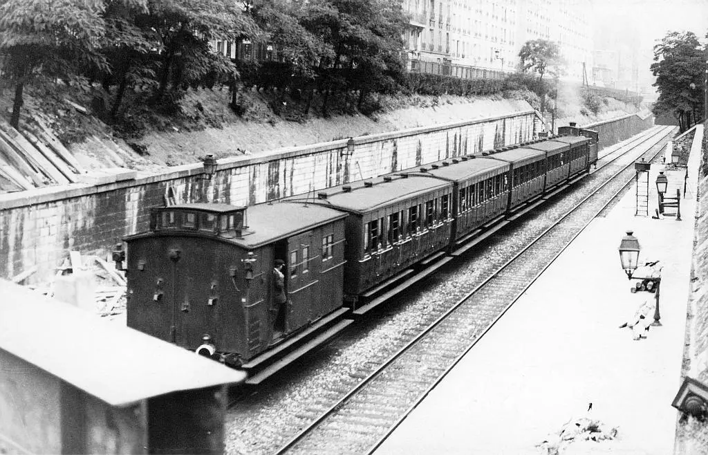 Train court à la station Boulevard Ornano en 1934 