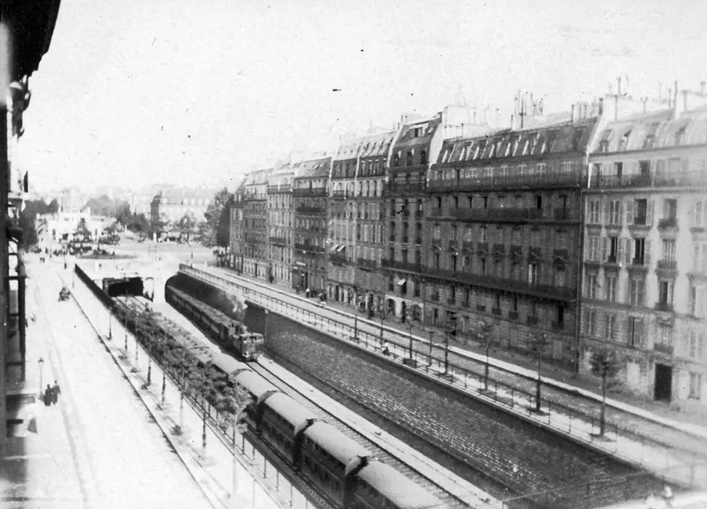 Pendant l'Exposition universelle de 1900, deux trains se croisent dans la tranchée du boulevard Pereire qui vient d'être mise à quatre voies. 