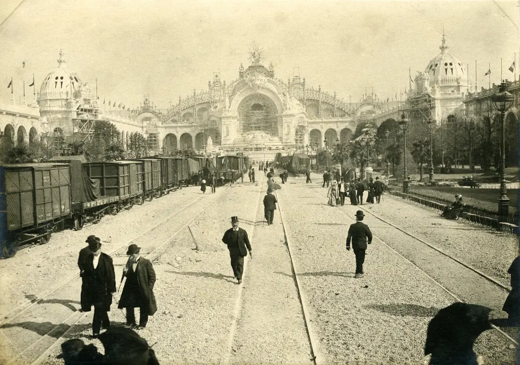 Vue du Champ-de-Mars entre le 15 avril et le 17 mai 1900 