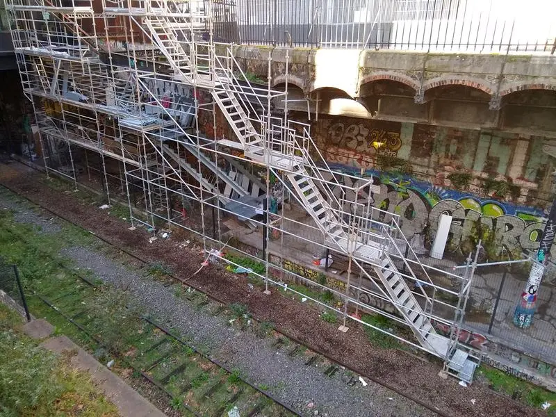 Chantier des travaux de rénovation de l'escalier extérieur de la station Avenue de Saint-Ouen 
