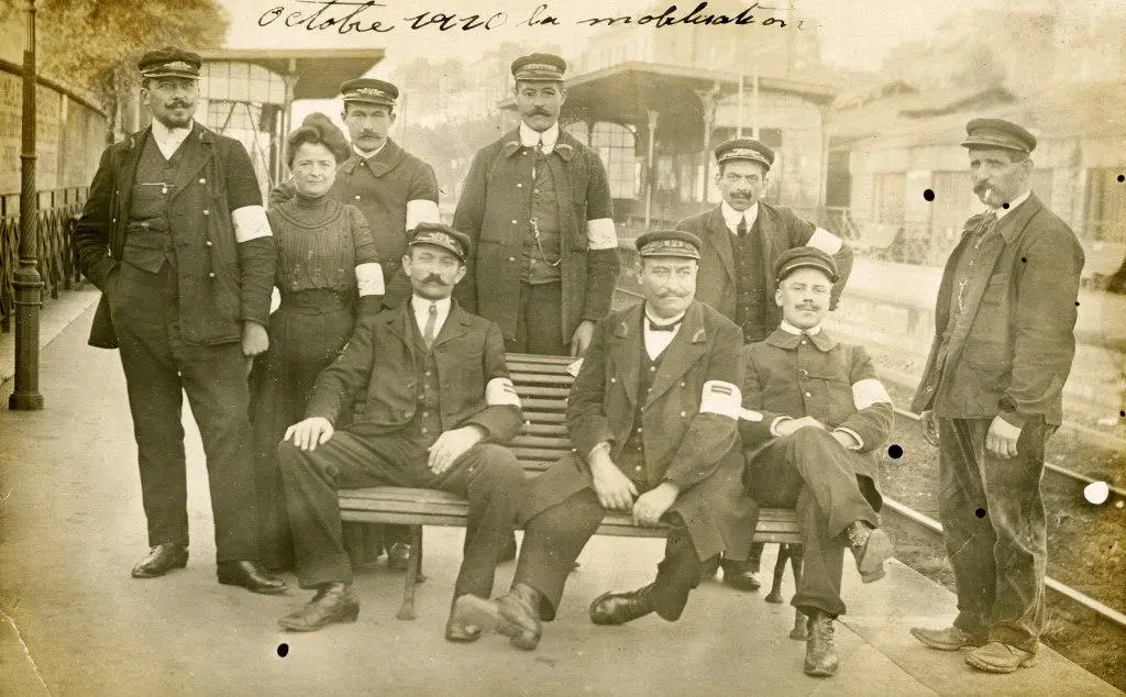 Cheminots du Chemin de fer de Ceinture mobilisés en octobre 1910 à Bel-Air-Ceinture 