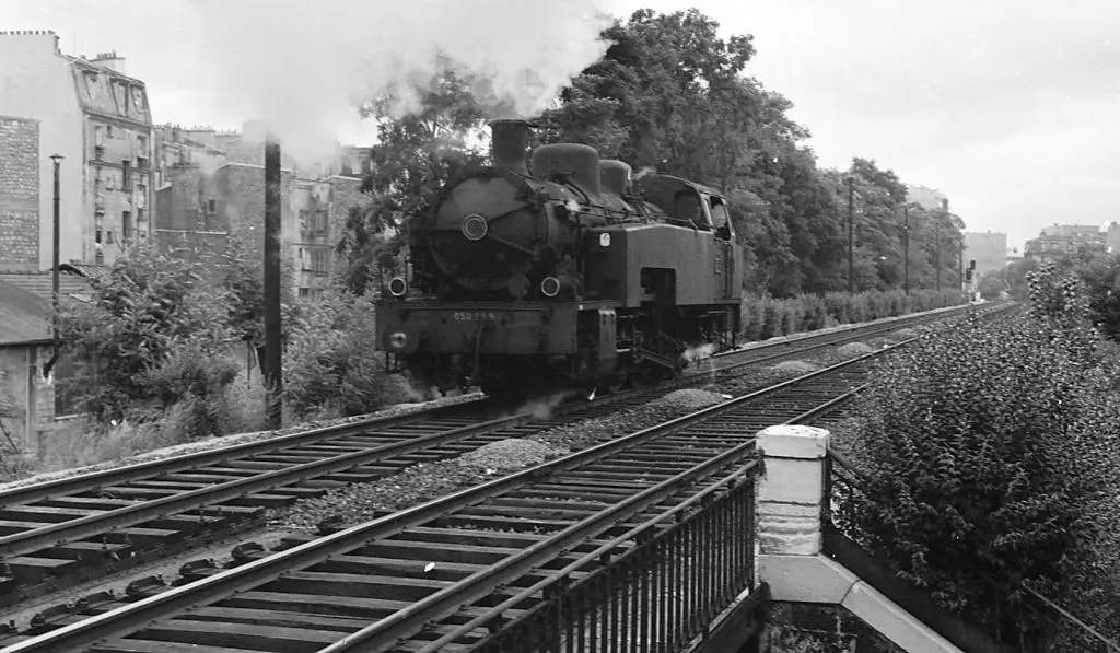 Une locomotive au passage du pont de la rue Claude Decaen dans les années 1950 