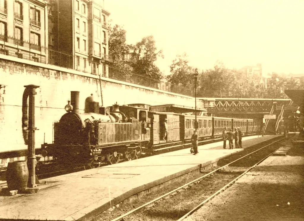 Un train au départ vers Auteuil en 1934 à Courcelles-Ceinture 