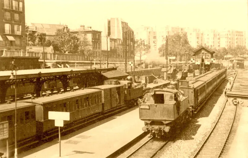 Arrivée d'un train venant d'Auteuil après avoir fait le tour de Paris à Courcelles-Ceinture 