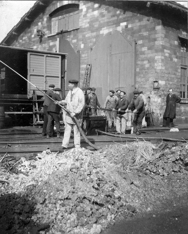 Lavage d'un fourgon au dépôt de l'Évangile vers 1900 