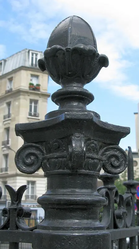 Détail de la grille de la tranchée de la gare de l'avenue de Saint-Ouen 