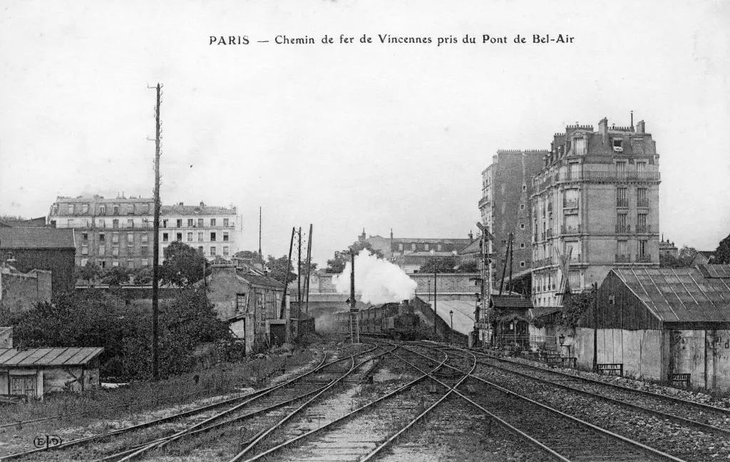 Vue du raccordement entre les voies de la ligne de Vincennes et la Petite Ceinture ferroviaire 