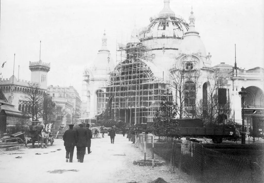 Des wagons approvisionnent le Palais des Mines et de la Métallurgie