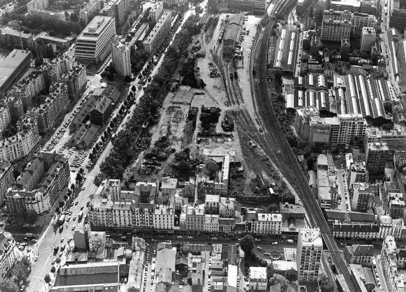 Vue aérienne de la gare de Charonne-Marchandises à la fin des années 1970 