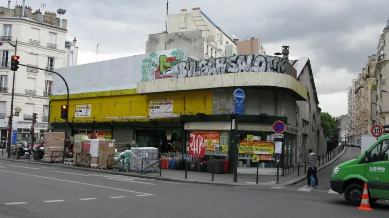 Façade actuelle de la gare de l'avenue de Saint-Ouen, issue de l'ajout de constructions commerciales. 