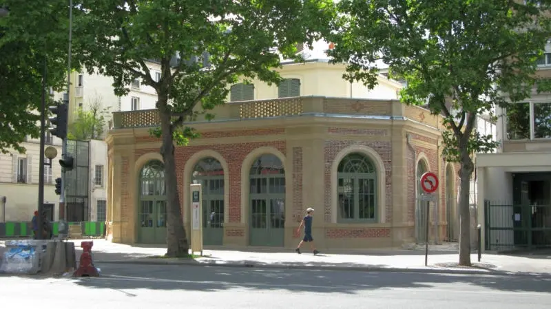Façade du bâtiment de la station Montrouge-Ceinture sur l'avenue du Général Leclerc 