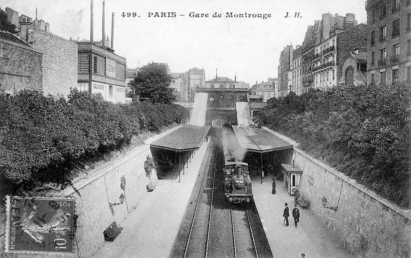Vue des quais de la gare de Montrouge-Ceinture depuis la rue Friant. 