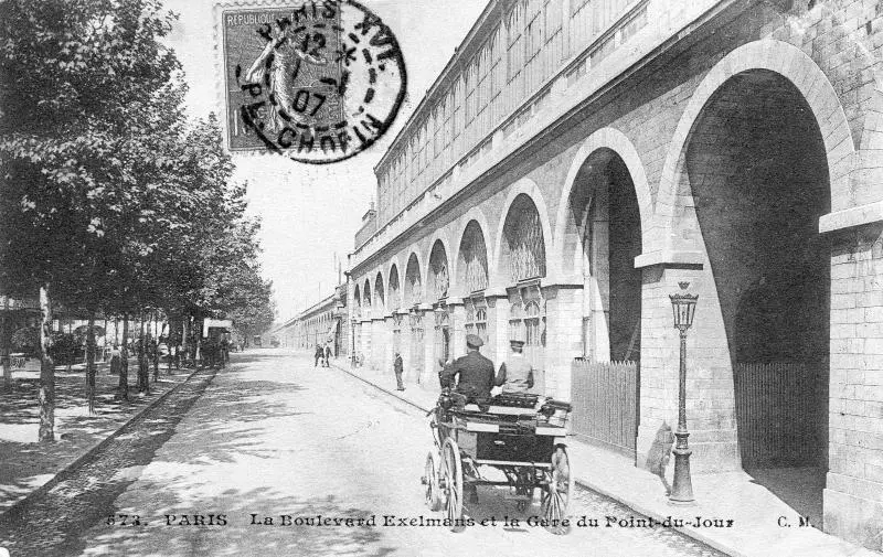 Vue de l'entrée de la station Point-du-Jour, en direction de la porte d'Auteuil 