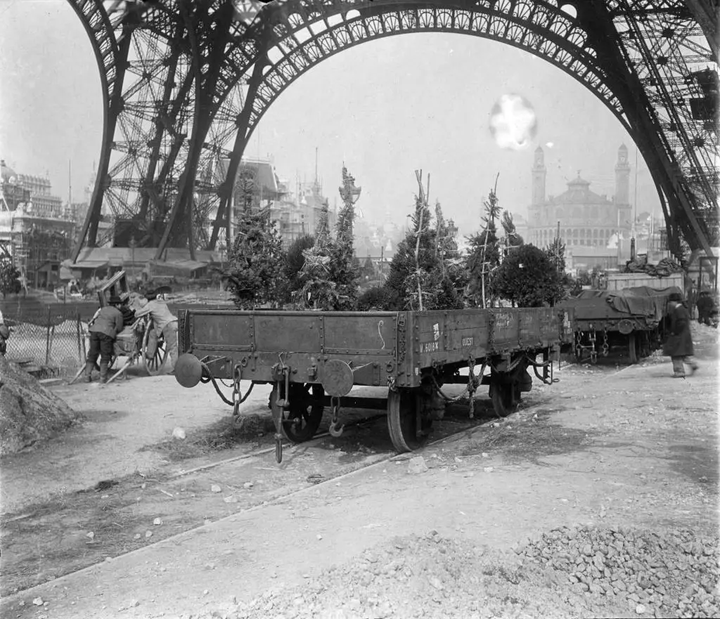 Wagons plats stationnant sous la Tour Eiffel début 1900 