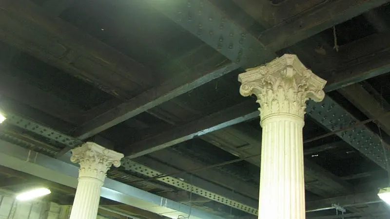 Détail des colonnes de soutènement du viaduc de l'Avenue de Vincennes à l'intérieur du bâtiment de la station. 
