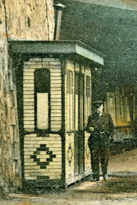Bureau des agents- du service des trains sur le quai extérieur de la gare de La Maison-Blanche vers 1900. 