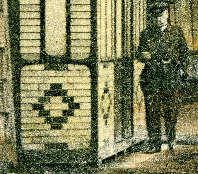 Détail des façades du bureau des agents du service des trains à la gare de La Maison-Blanche, vers 1900. 