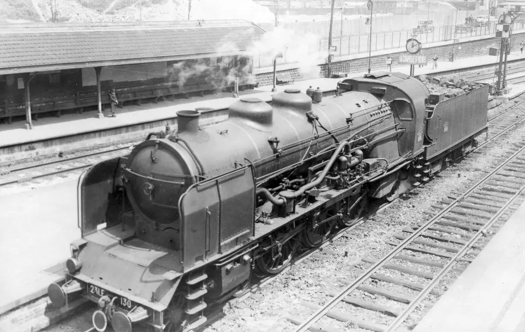 Une locomotive à vapeur traverse la station La Chapelle-Saint Denis en 1933 