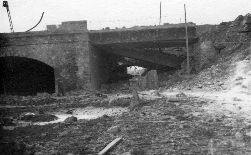 Pont des voies de la gare du Nord sur la Petite Ceinture et le boulevard Ney suite au bombardement du 21 avril 1944 