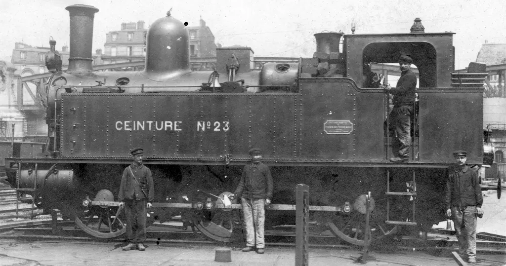 La locomotive Ceinture numéro 23 stationne gare du Nord entre deux trains circulaires 