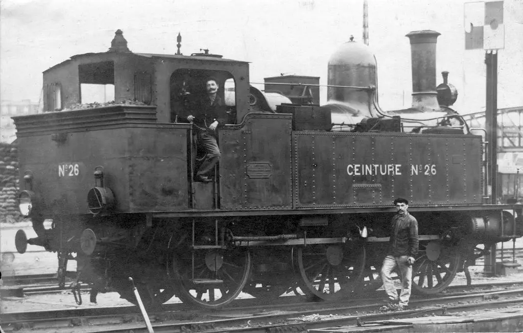 La locomotive à vapeur n°26 de la Ceinture, au dépôt-relais de la Glacière-Gentilly. 