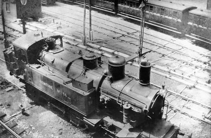 Vue en plongée de la locomotive n°56 de la Ceinture, à la station Courcelles-Ceinture 