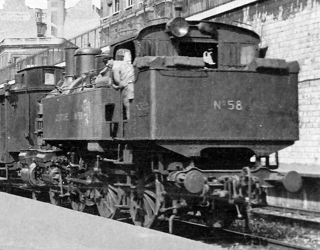 Locomotive n°58 de la Ceinture à Courcelles-Ceinture, en tête d'un train circulaire venant d'Auteuil 